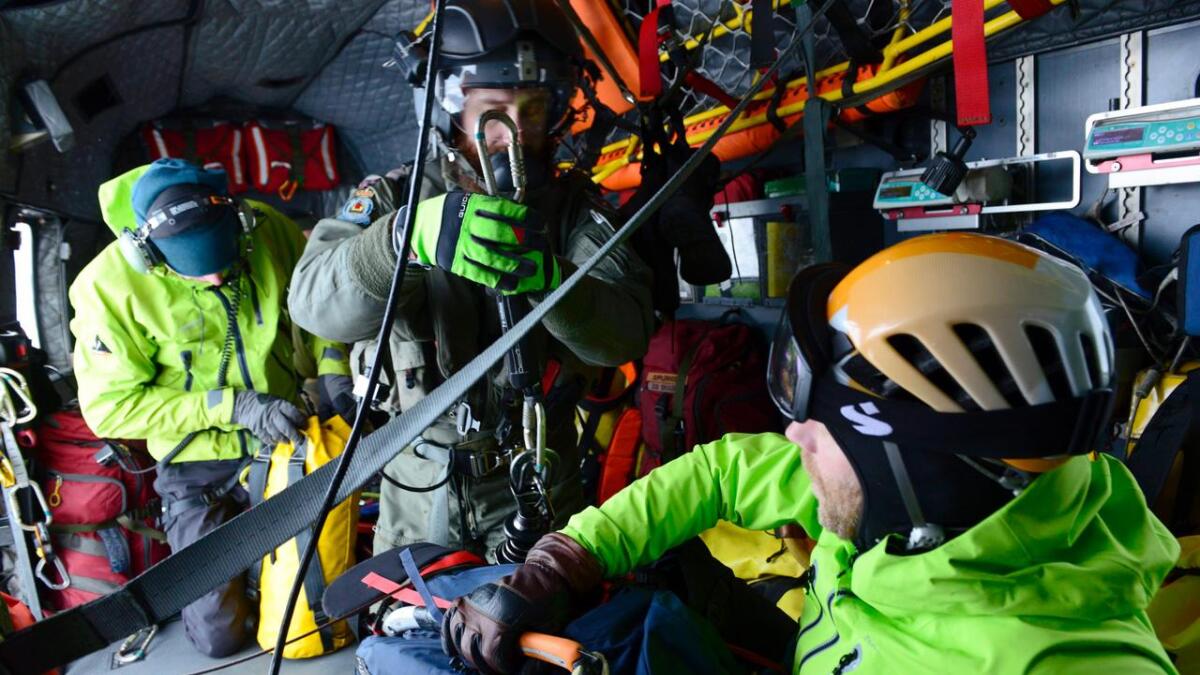 Maskinist Kjetil Haug og klatrar Jørgen Aamodt ombord i redningshelikopteret.
