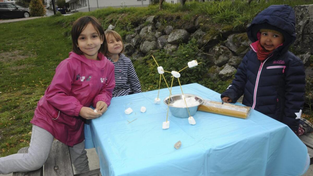 Kalina (t.v.) og Delfina Miteva og Ella Jebsen stod på i lag, og resultatet blei ein fransk puddel av marshmallow og spagetti.