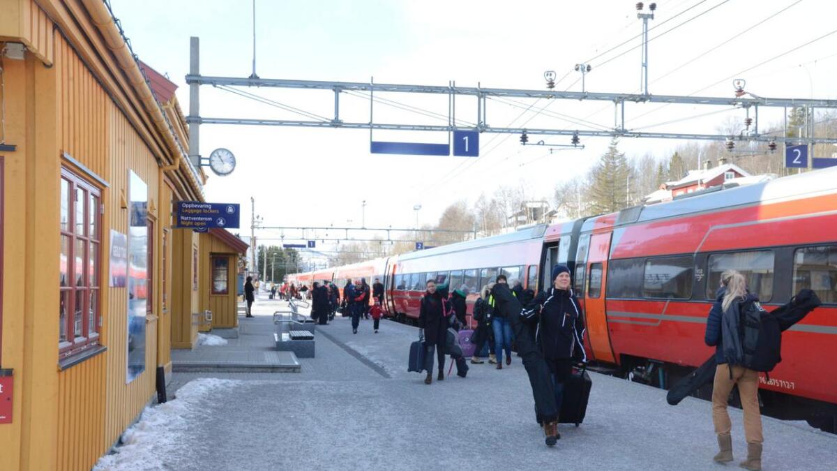 Vinterferiegjester kom med NSB til Geilo stasjon forrige veke. Frå 2020 kan det bli eit anna selskap som køyrer passasjertoga på Bergensbanen.