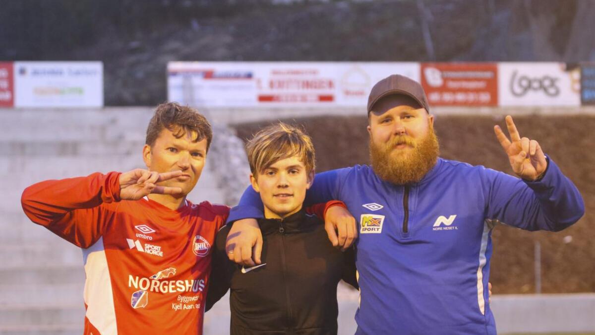 Trenar Frank Haugland og Arne Sælensminde skrytte godt av unge Daniel Fagerlid Andreasson som leidde lokaloppgjeret på Søre Neset idrettsplass måndag.