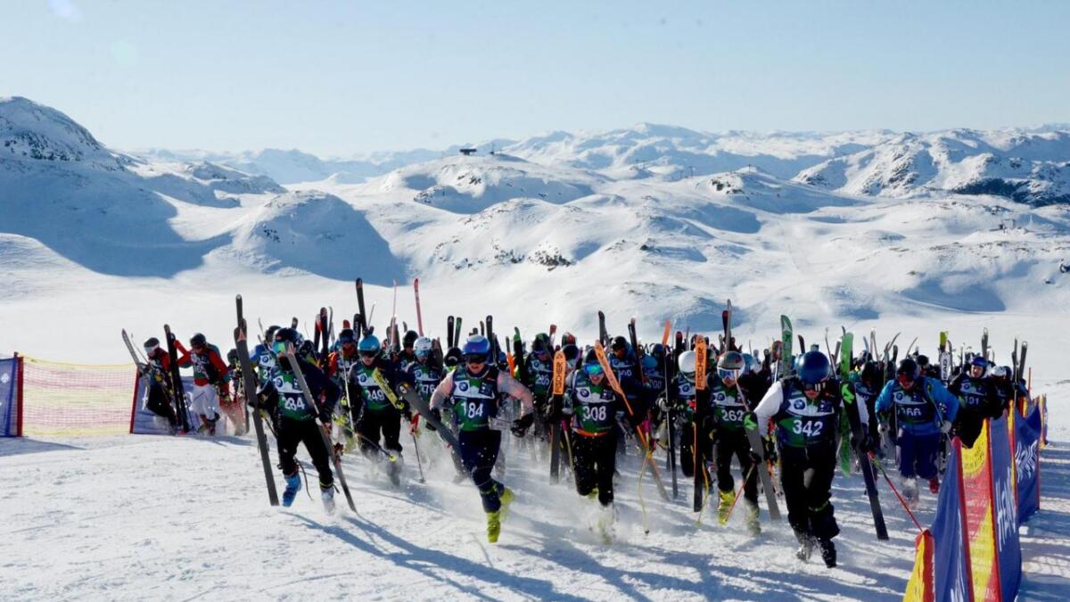 Med skia i handa spring dei 202 karane alt dei maktar dei få meterane opp så dei kan spenne på seg skia og renne ned att til mål ved Skistua.