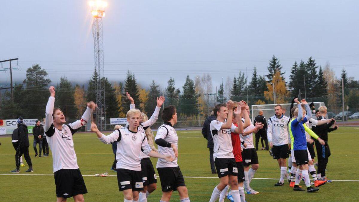 HFK-spelarane takka publikum på Hallingmo for støtten under opprykkskampen.