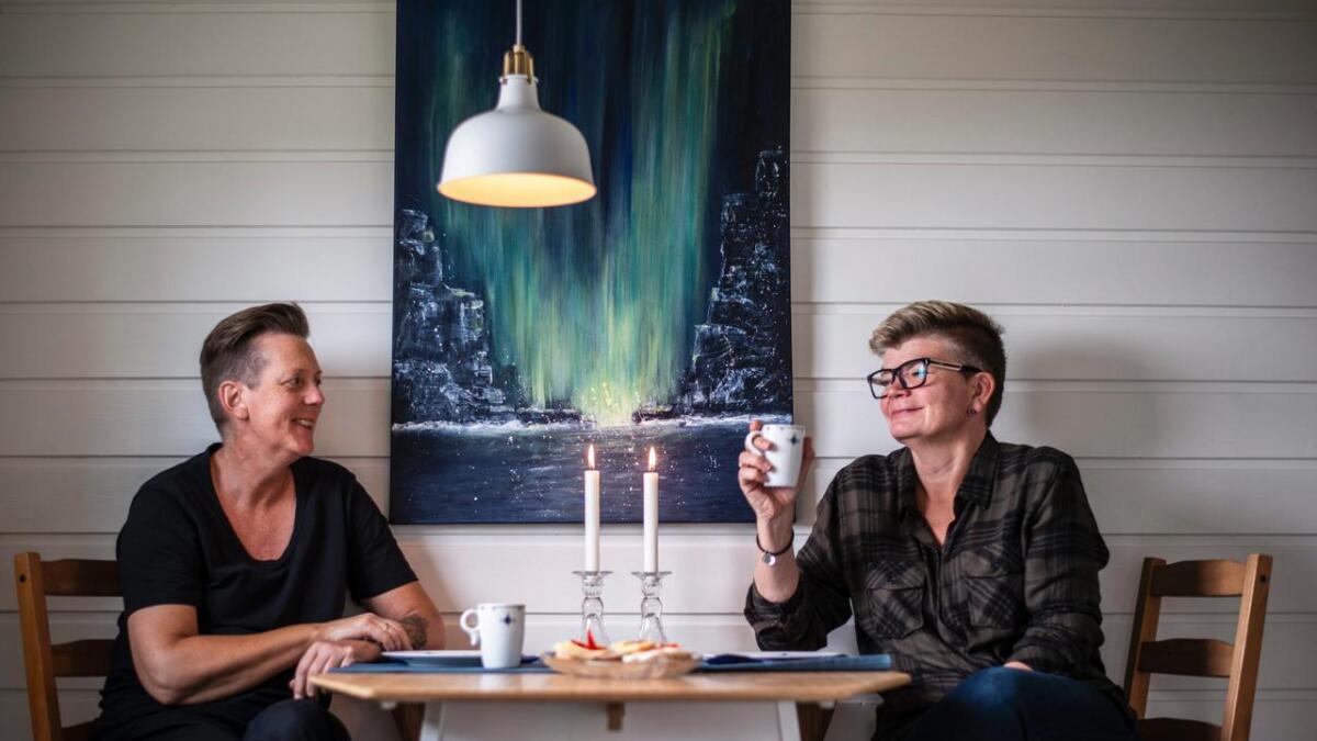 Marianne Wienenga (f.v.) og Janne Sukka gifta seg i 2011. For to-tre år sidan flytta dei til Hallingdal.