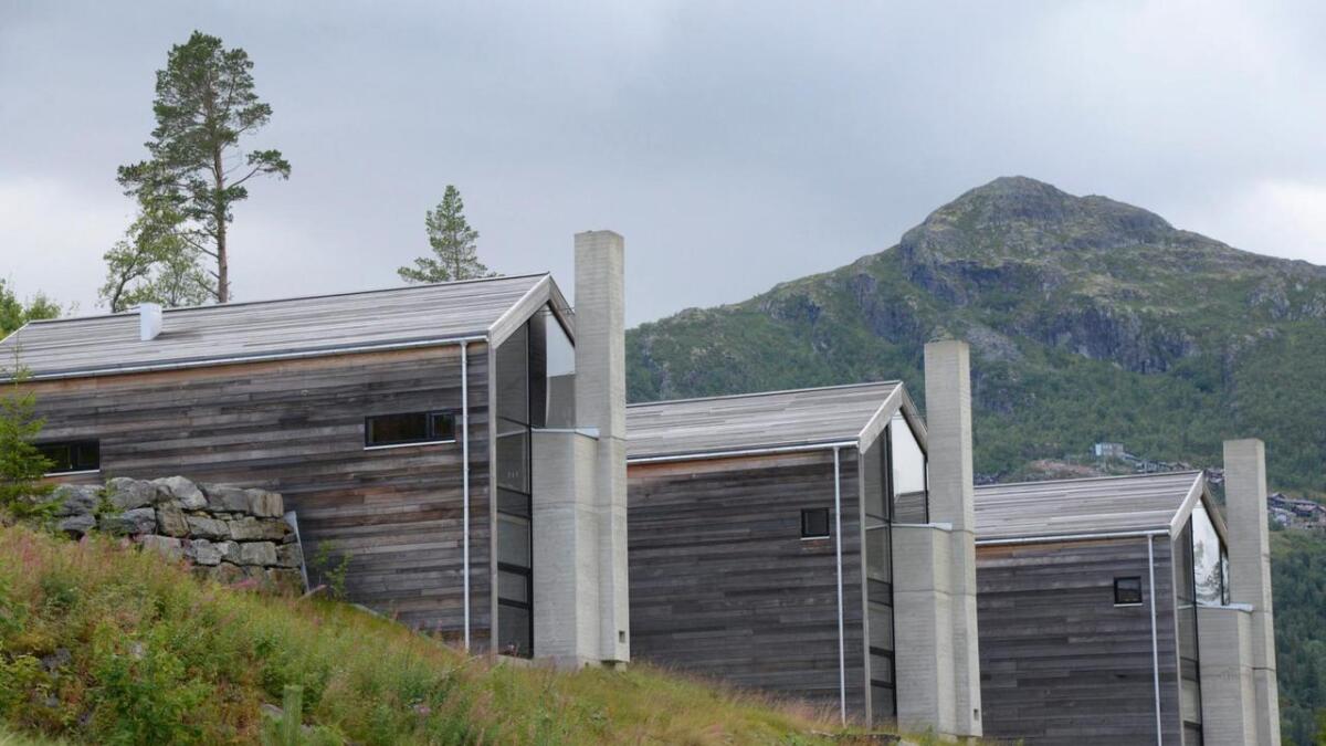 Det er uvisse kring hyttetalet i Hemsedal. Desse ligg på rekkje og rad i Totteskogen og er teikna av arkitekt Tim Resen