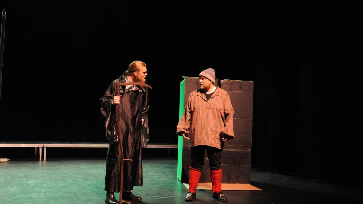 Her får en eldre Peer Gynt, spilt av Magnus Rotnes Kristoffersen, gode råd av mannen med ljåen, spilt av Magnus Lundsæther.