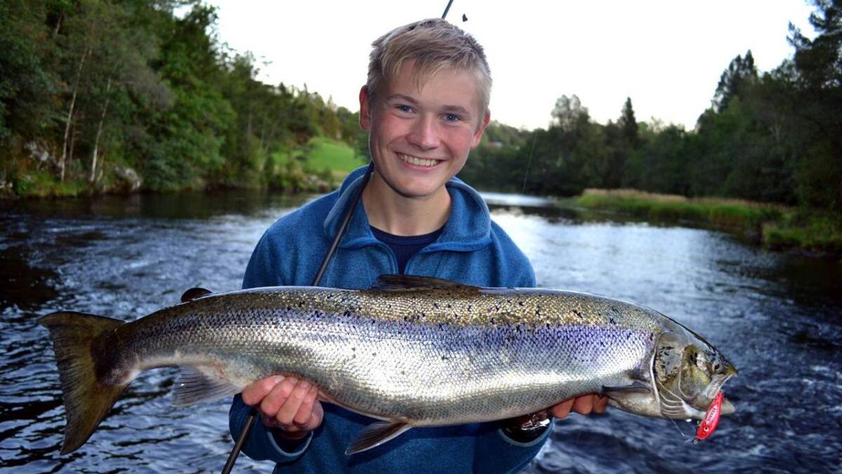 Carl-Otto Curran (16) er glad i å fiska laks om sommaren. I år tok han ny pers, ved hjelp av Per Holmstads heimesnikra Brann-wobbler.