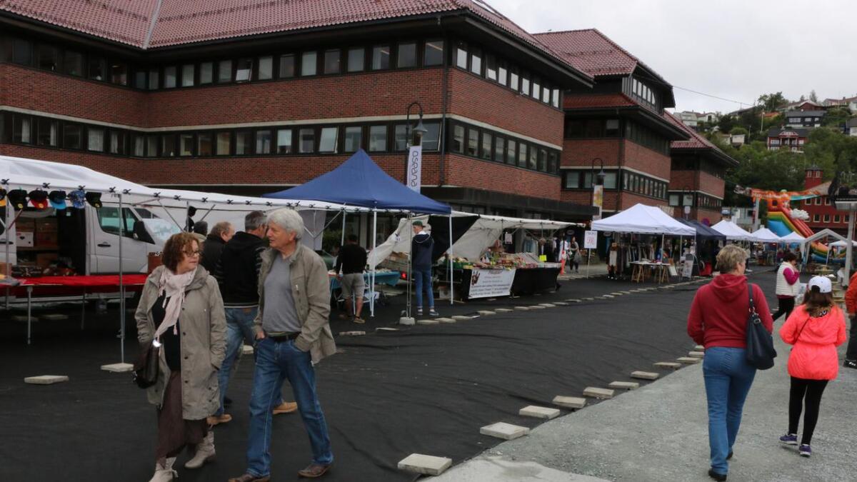 I samband med marknadsdagane har Osøyro fått eit mellombels, svart dekke.