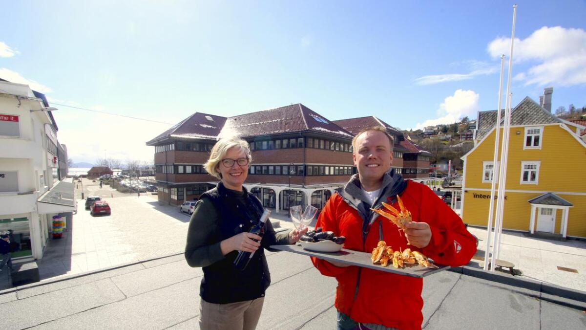 Frå og med 17. mai går det an å nyta mat og drikke på uteserveringa på taket av Osroso. Susanne Sperrevik og Frank Bruarøy gler seg stort til å få møblar og parasollar på plass.