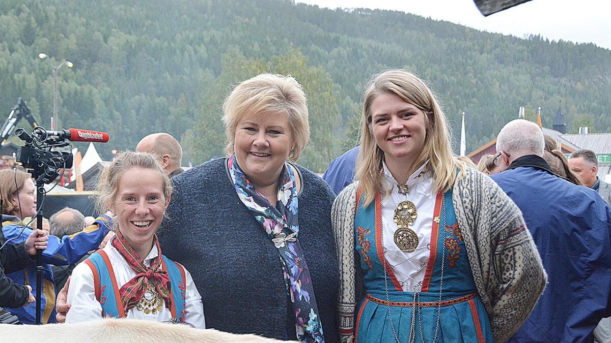 Anne Minde Haugo (t.v.) og Anne Snarteland passa på kyrne som vart mjølka av  Erna Solberg og dei andre politikarane.