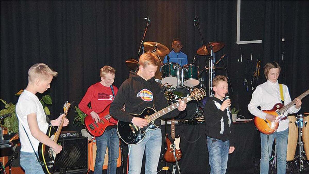 «Bondeknølane» frå Rauland spelte Hellbillies-songen «Søvnlaus».