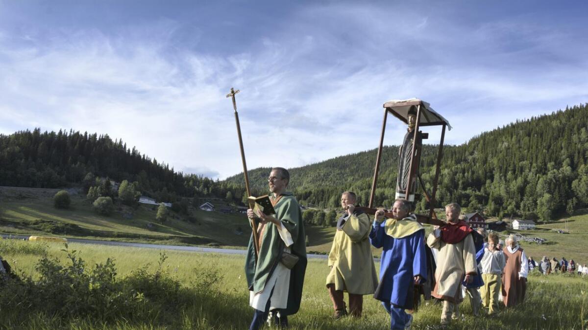 Tilman Hartenstein ved Vest-Telemark museum leiar vandringa rundt tjønni.