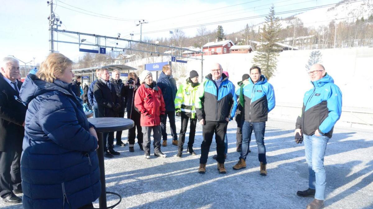 Statsminister Erna Solberg fekk informasjon av Arne Pålgardhaugen (t.h.) om gondolplanane opp lia i bakgrunnen på Geilo stasjon onsdag føremiddag.