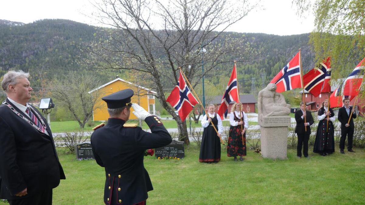 Flå har alltid mint dei tre som døydde under kampane i Gulsvik og Flå 25. og 26. april 1940. Her frå minnemarkeringa 17. mai 2015 der ordførar Tor Egil Buøen (t.v.) sjølvsagt var til stades.