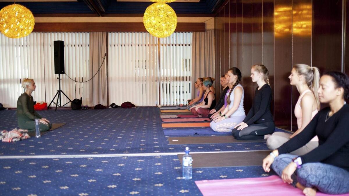 Yoga kan aldri løsrives fra sin religiøse side. Dersom yoga blir løsrevet fra sin religiøse side, er det ikke yoga, skriver Eivind Gjerde. Her fra yogafestivalen på Stord Hotell i helga.