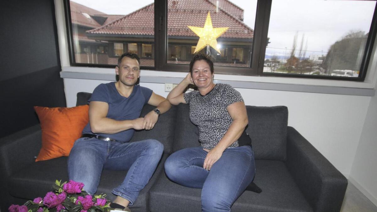 Kjetil og Linda nyt å ha fått seg kontor med eigen lounge. Ekteparet gler seg elles over å vera i sentrum av Os.