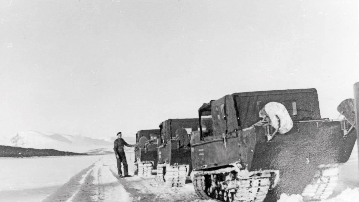 Forsvaret trakkar bane med weasel på Tisleifjorden før vinterleiren i mars/april i 1950.