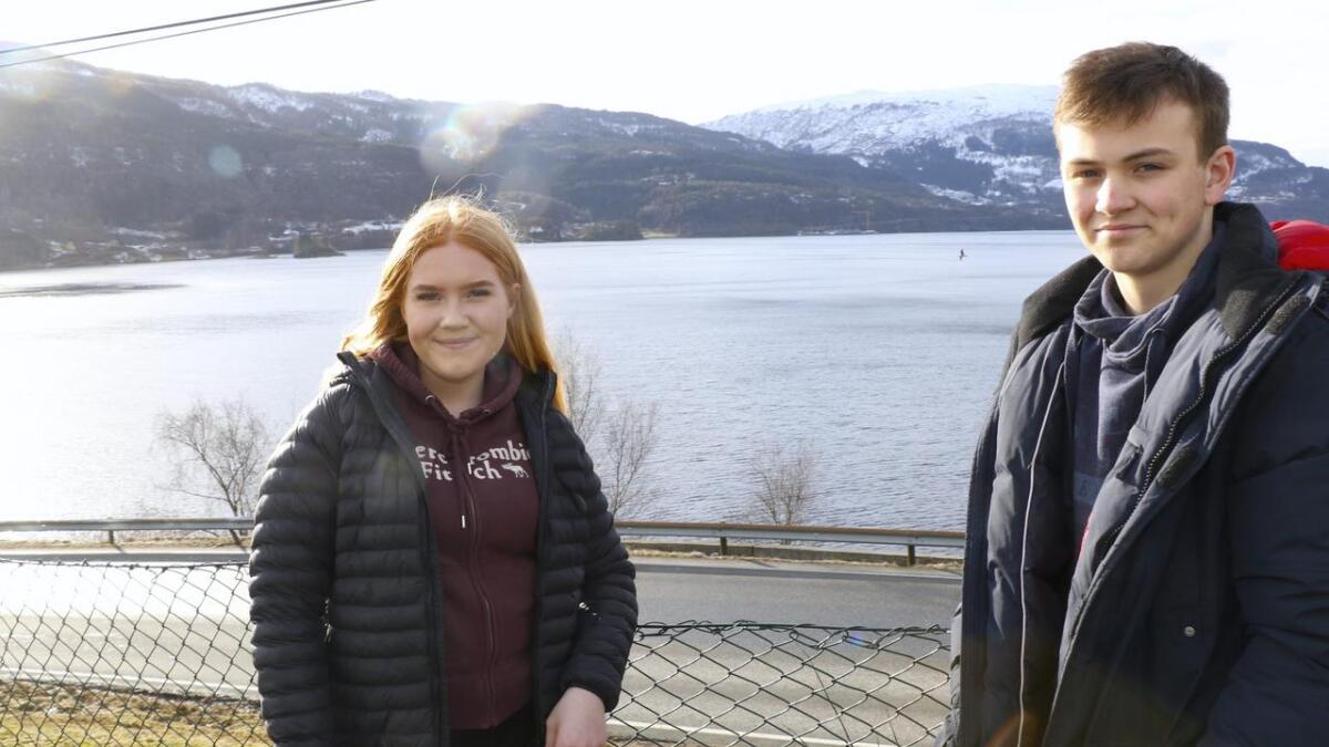 Mia Bergesen og Torkjell Martinsen Kvam har bestemt seg for å starta yrkesskulelivet i Eikelandsfjorden.