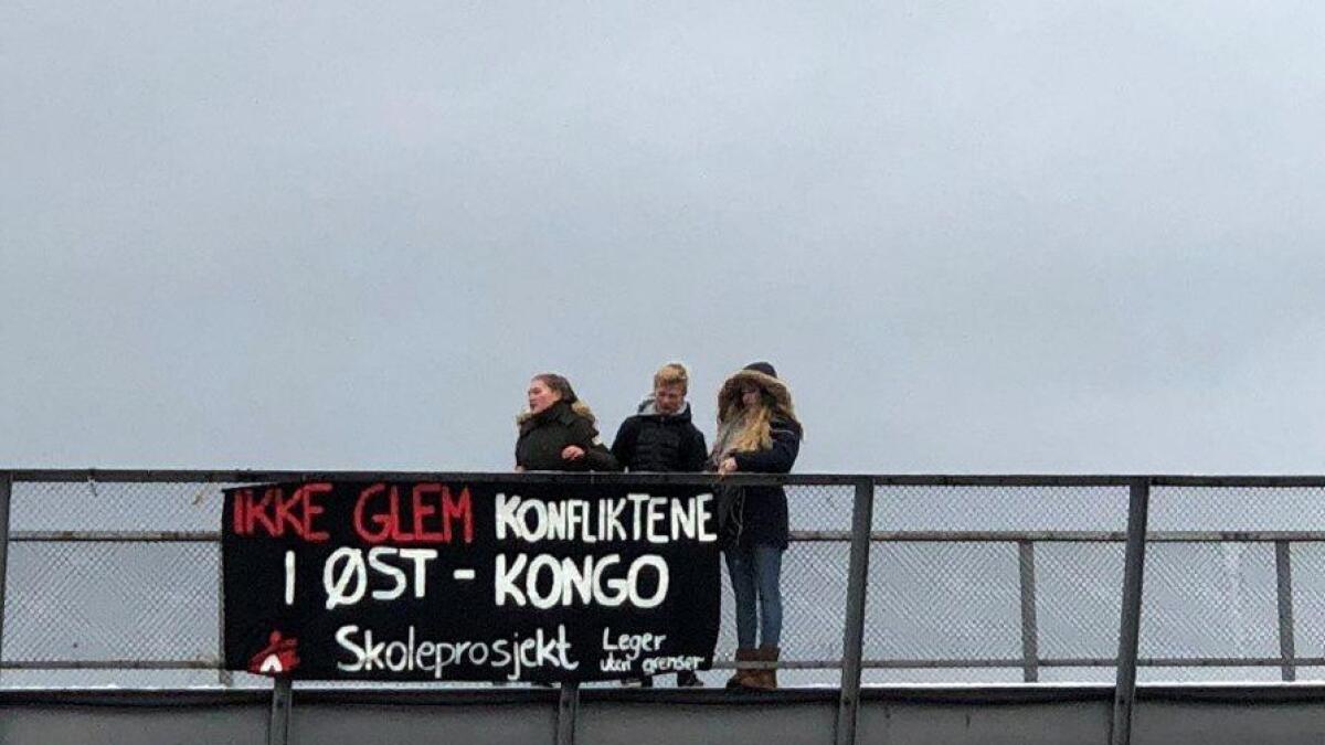 Gruppa hengde opp banner over Rv7 ved idrettsplassen Bråta på Ål.