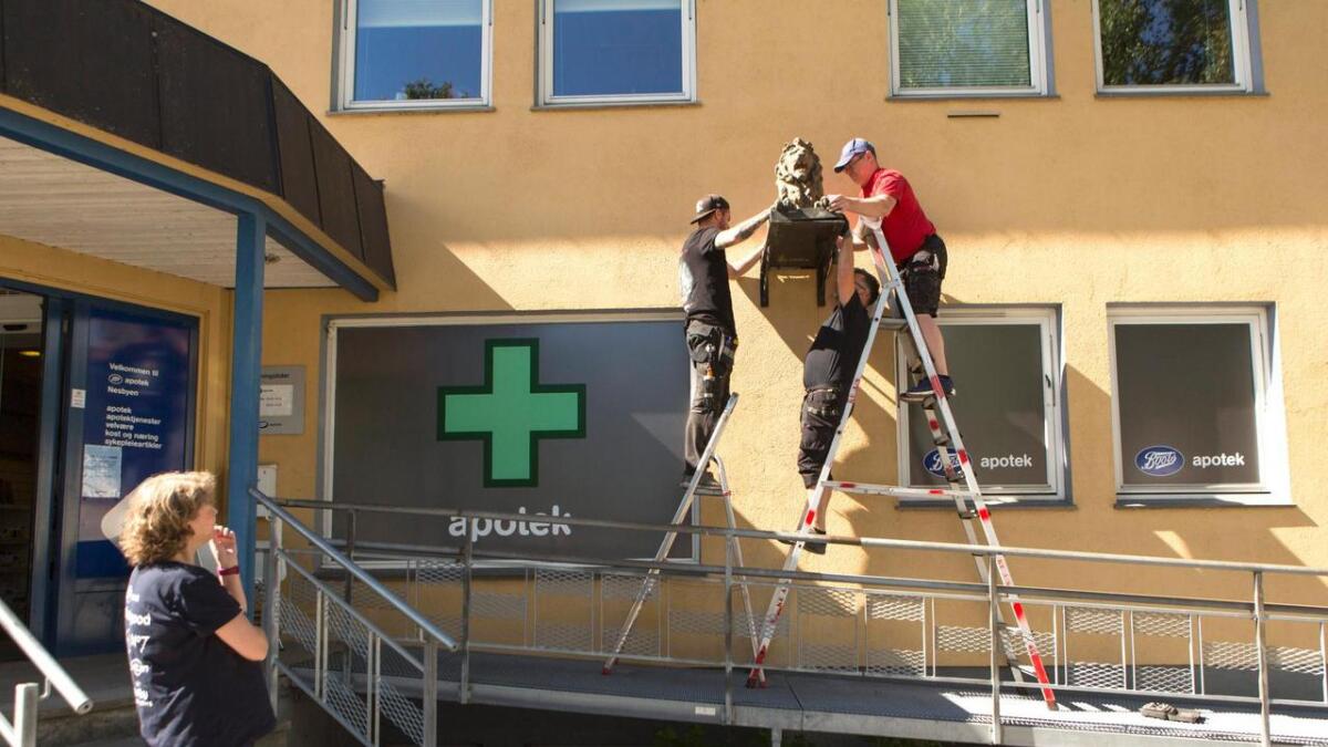 I juni flytta apoteket i Nesbyen over gata og inn i kjøpesenteret. No er desse lokala ledige for utleige.