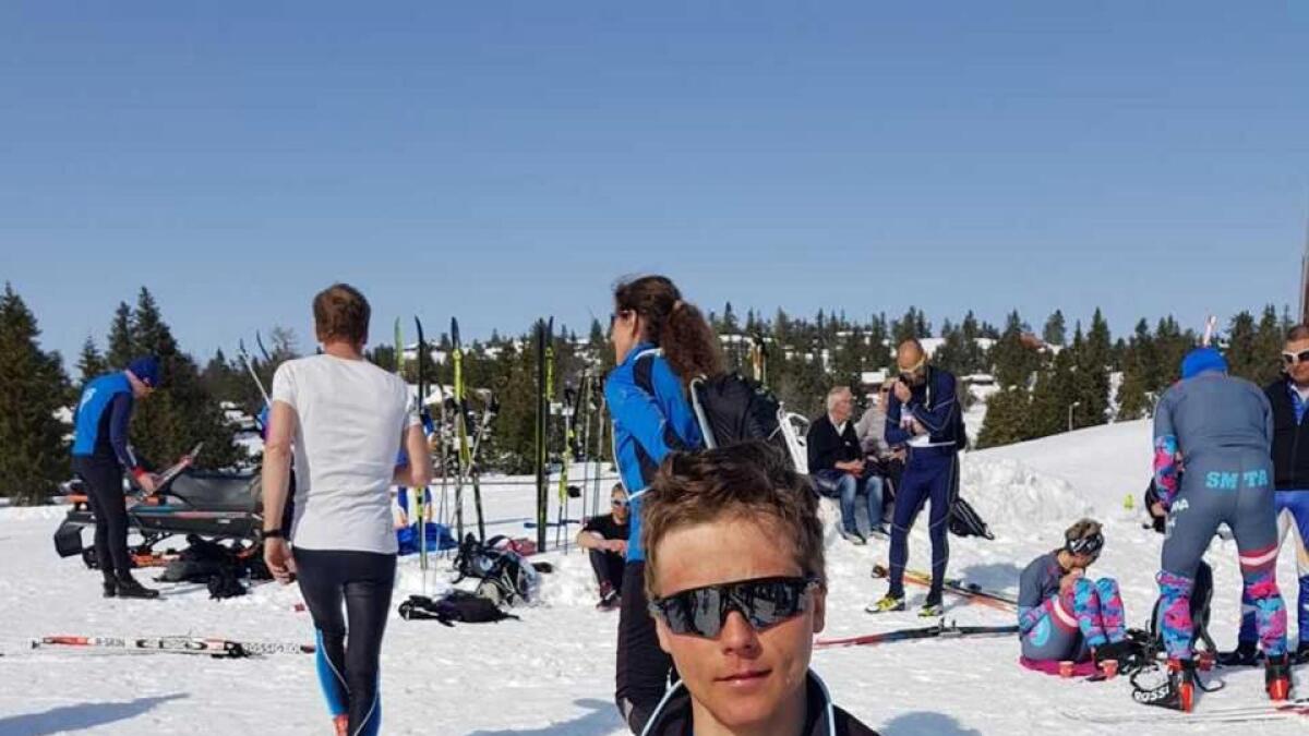 Sigurd Sollien Hulbak frå Hemsedal slappar av etter tredjeplassen i 120 kilometer skimaraton frå Venabu til Sjusjøen.