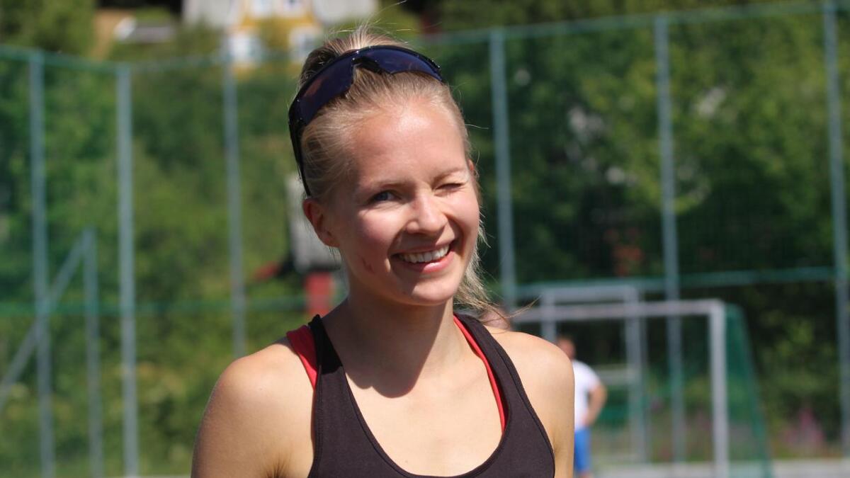Elin Sundvor gjekk rett frå finalen i bedrifts-volleyballcupen, til å vinna dameklassen i Strandvikløpet.