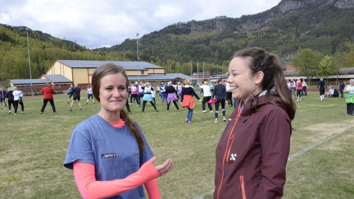 Emilie Rask Michelsen (t.v) og Marte Opheim i arrangørkomiteen var strålande fornøgde med at så mange deltok på løpet.