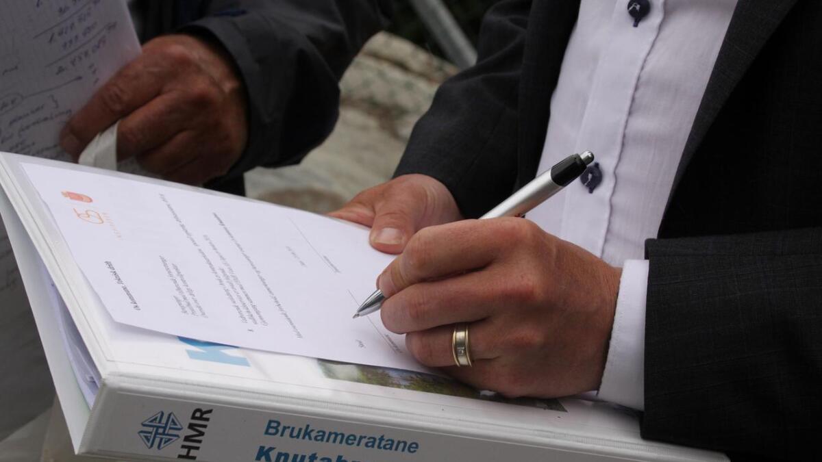 Terje Søviknes skreiv i dag under på dokumentet som gjer at Os kommune overtek drift og vedlikehald av Knutabruo.