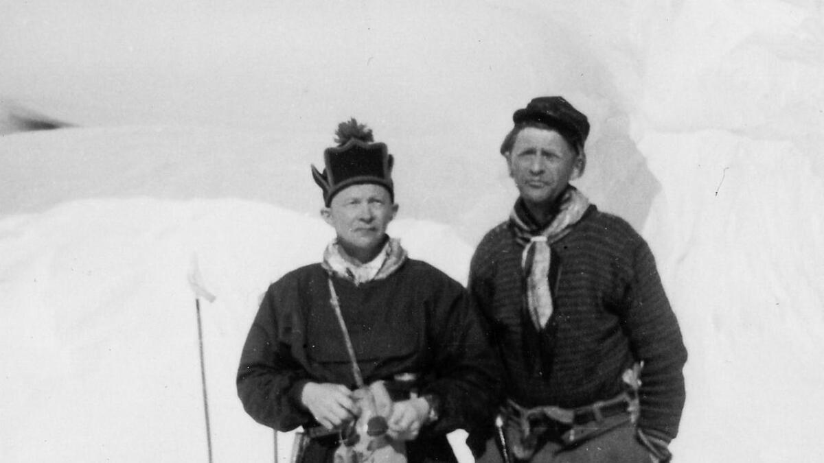 Reinsgjetarane Jakob Jomafjell (t.h.) og Edvard Sommerseth på Haukeliseter 1958, truleg på veg frå Setesdal til Uvdal.