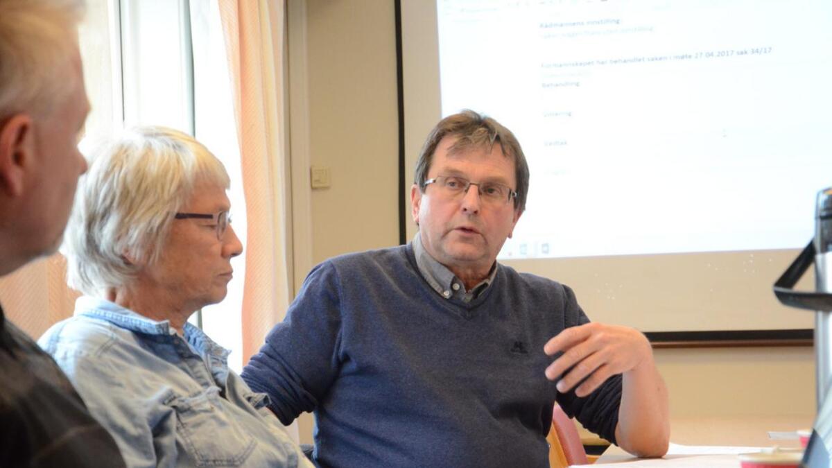 Endre Storhaug (H) sette fram sterke påstandar i formannskapet. Her saman med Torill Thømt (Uavhengig) og kommunalsjef Geir Steinar Loeng.
