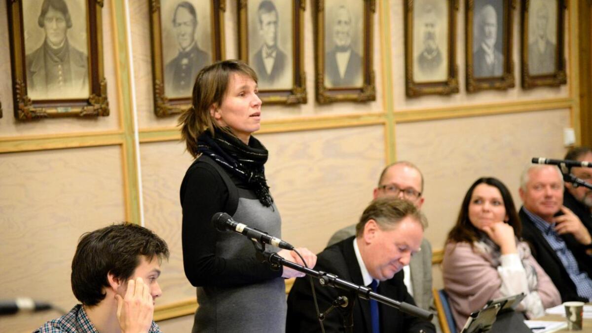 Kommunestyrerepresentant Ingeborg Kaslegard Frydenlund tel på knappane.