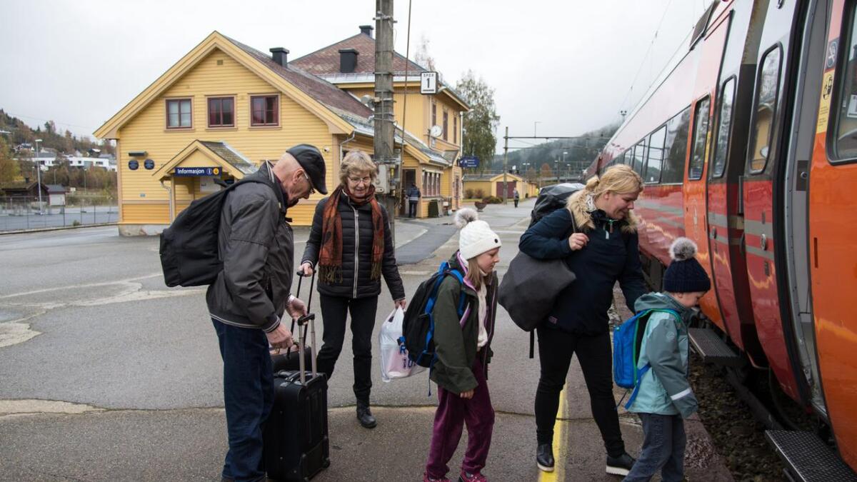 Familien Undertun stressa om bord i toget, men fann fort ut at dei kunne seinke skuldrene. Torsdag stod toget fast på Ål stasjon i to timar på grunn av politisk streik. Egil Undertun (f.v.), saman med kona Målfrid, dottera Ragnhild og barnebarna Elise (9) og Martin (6).