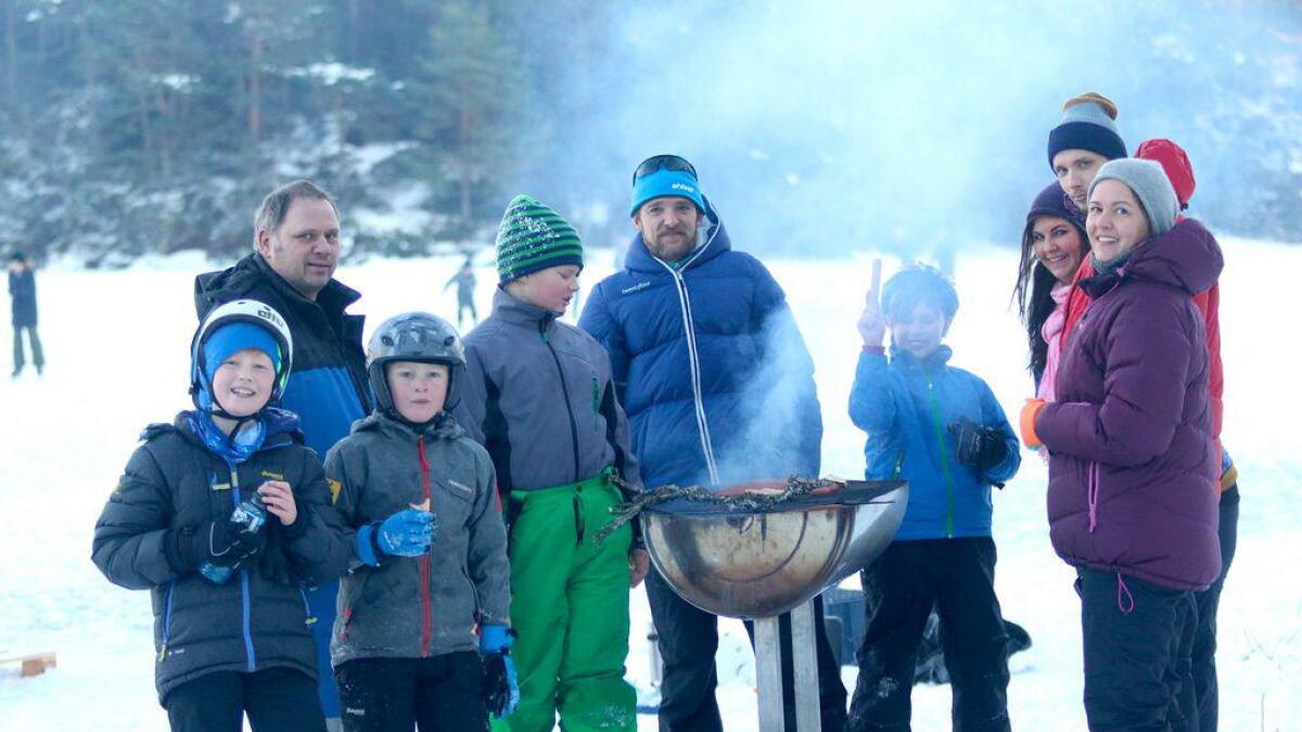 Familiane Strømman, Øvredal, Hisdal, Gravelsæther og Aadland grilla pølser på Banktjørno.
