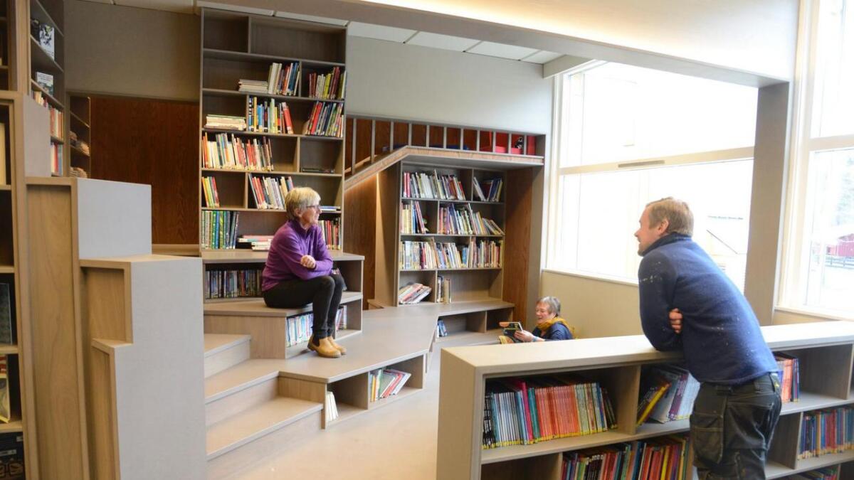Møbelsnikkar Leif Aulie, Liv Juchelka og Gerd Aslaug Moen i Hovet biblioteks venneforening er stolte over å vise fram den nye barnebokavdelinga.