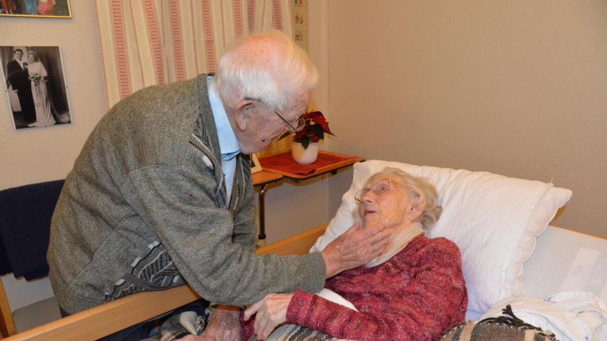 – Jeg nyter synet av henne, forteller Charles Hovd Nilsen (94). Gunvor Hovd Nilsen (95) er sengeliggende pleiepasient, og har sykehjemsplass ved Nyskogen bo- og omsorgssenter. Nå ber Charles om sykehjemsplass sammen med kona, men han har fått avslag. På veggen henger bilde av brudeparet da de giftet seg for 67 år siden.