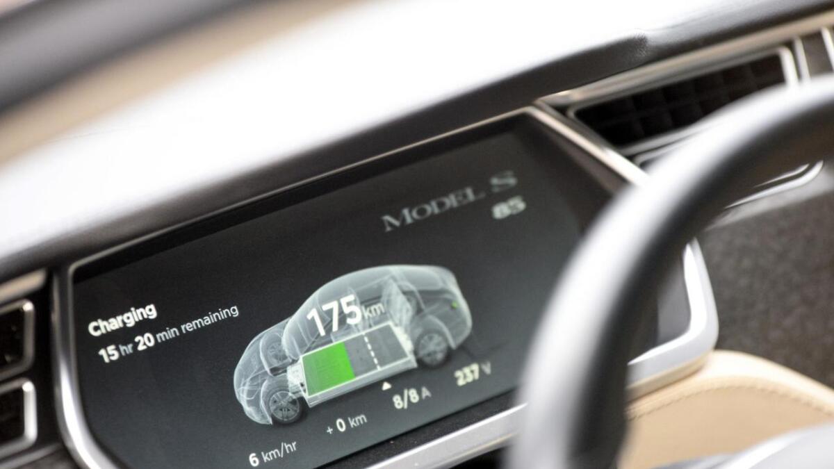 15 timar vil det ta å lade batteriet på Tesla’en fullt står det, men så er ikkje fullading alltid viktig. Veksten i el-bilparken vil gjere hurtiglading til eit problem.