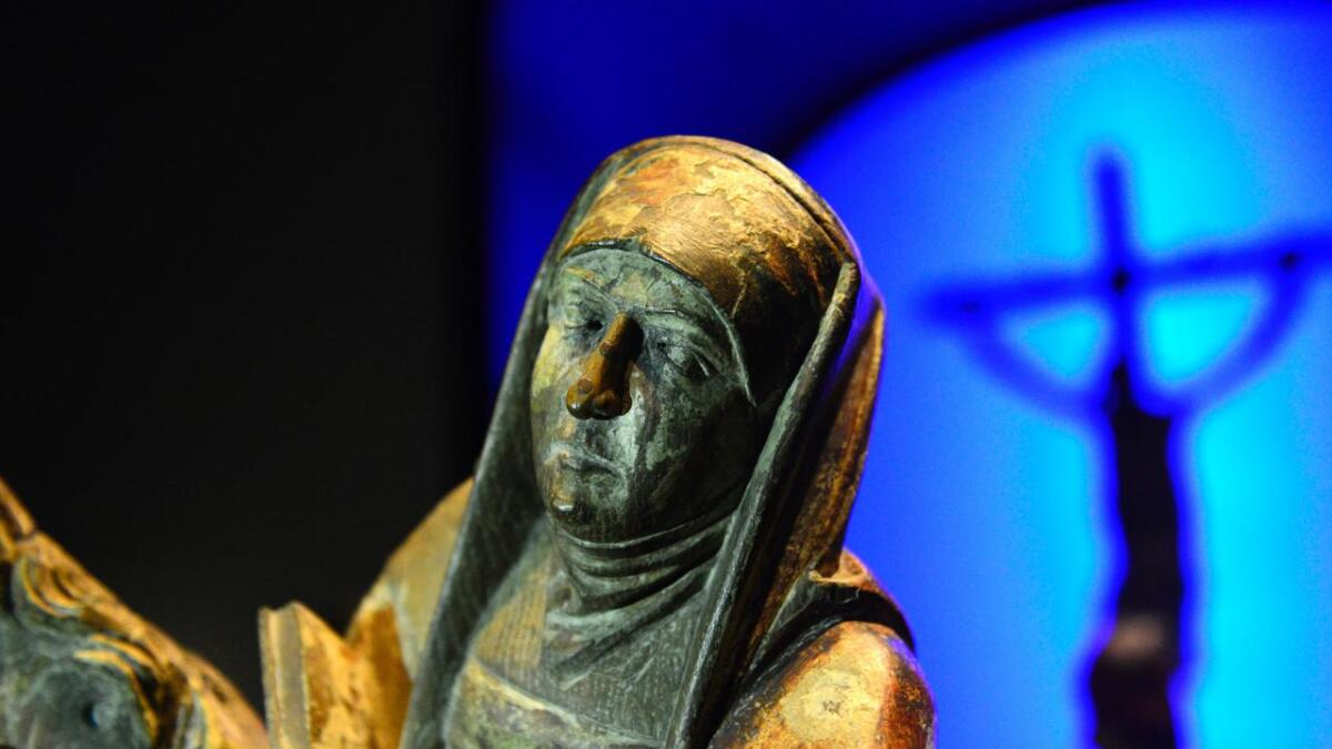 Jomfru Marias mor, St. Anne, var vernehelgen for besteforeldre og fødande kvinner. Denne skulpturen var forma så ho kunne gråte. Dei fylte hovudet med ei seig væske som flaut sakte ut gjennom augekrokane.