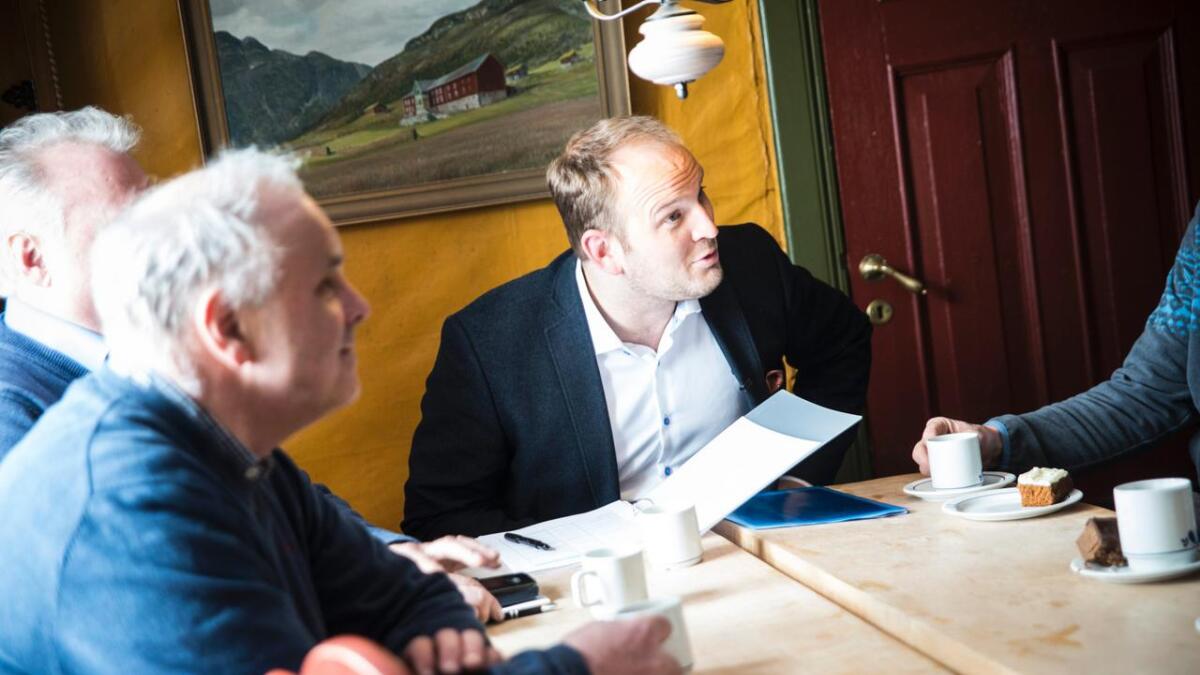 F.v. Oddvar Grøthe, ordførar i Hemsedal og Jon Georg Dale, landbruks- og matminister. Her frå synfaring på Hemsedalsfjellet i april.
