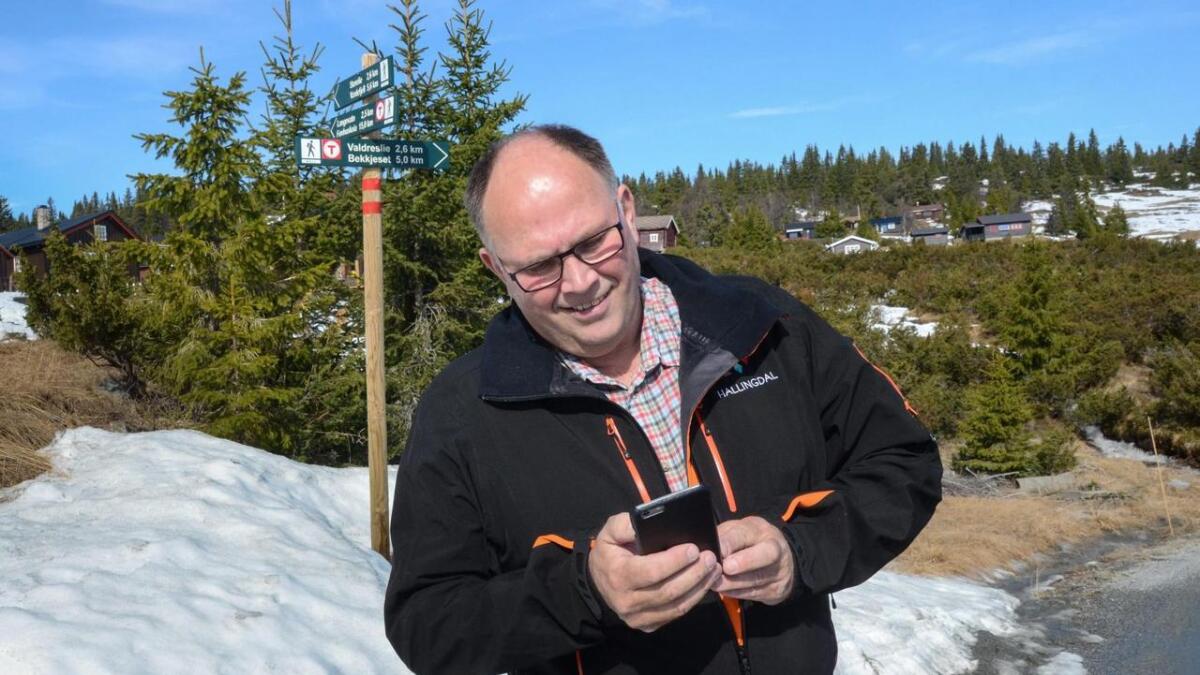 Ordførar Tore Haraldset konstaterer at mobilen er død i Nes østmark.