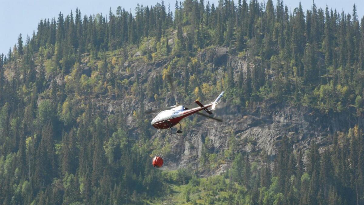 Helitrans stiller med helikoptertypen AS 350, ein maskin med god løftekapasitet maks 1350 kg, noko som i praksis kan bety opp til 1300 liter vatn.