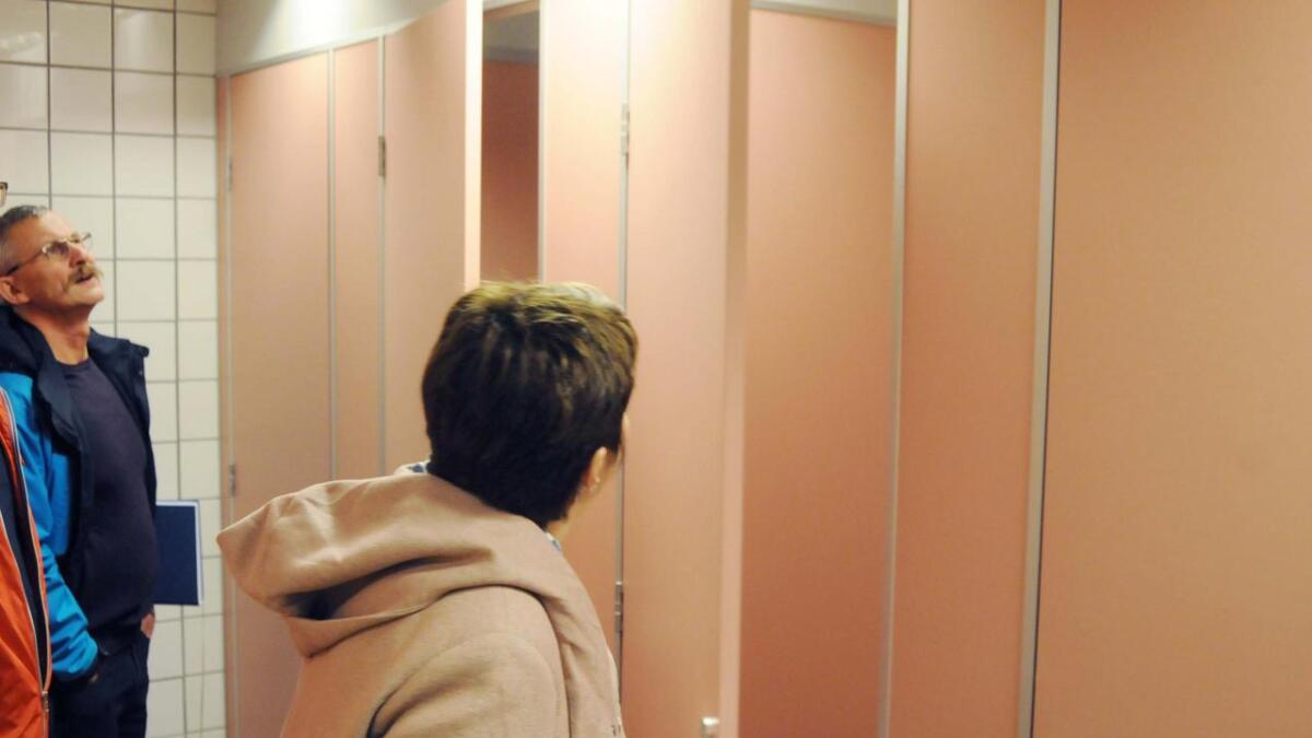 Formannskapet i Tokke var på synfaring for å kikke på standarden på toaletta på Dalen grunnskule