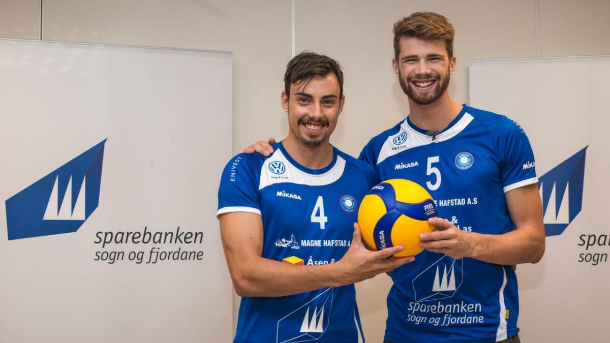 Anders Mol og fetter Mathias Berntsen er strålande nøgd med å få spela litt volleyball medan det er sesongpause på sandvolleyball-banane verda rundt. Her poserer dei i Førde-drakt like etter at dei signerte for klubben.