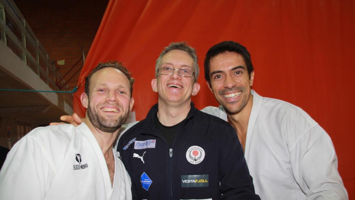 Oslo-busette Fredrik Vald (t.v.) og Nicolas Ferdinand Cronard kjempa for Os Karateklubb og trenar Cato Bruarøy (i midten).