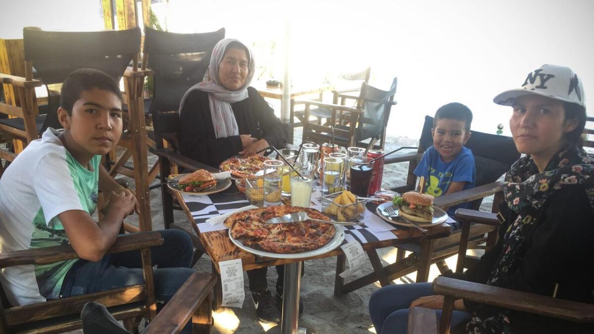 Sist onsdag hadde Ahmad Rahimi (f.v.) bursdag. Dagen vart feira på pizza- restaurant saman med mamma Masooma, Javad (3,5) og Fatema (16).