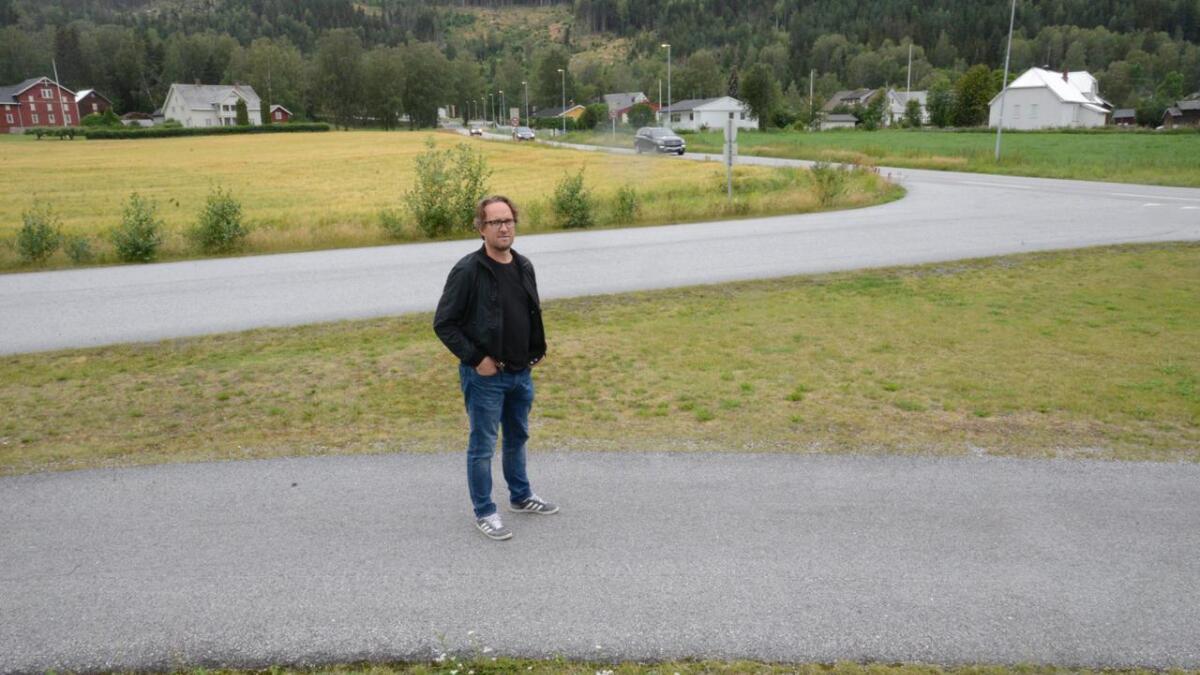 Bård Heio og Nes Høgre foreslår å bygge ei ny innkøyring til skulane og idrettssenteret nokre meter ovanfor dagens innkøyring. Forslaget inneber bruk av noko dyrkamark på Arnegårdjordet.