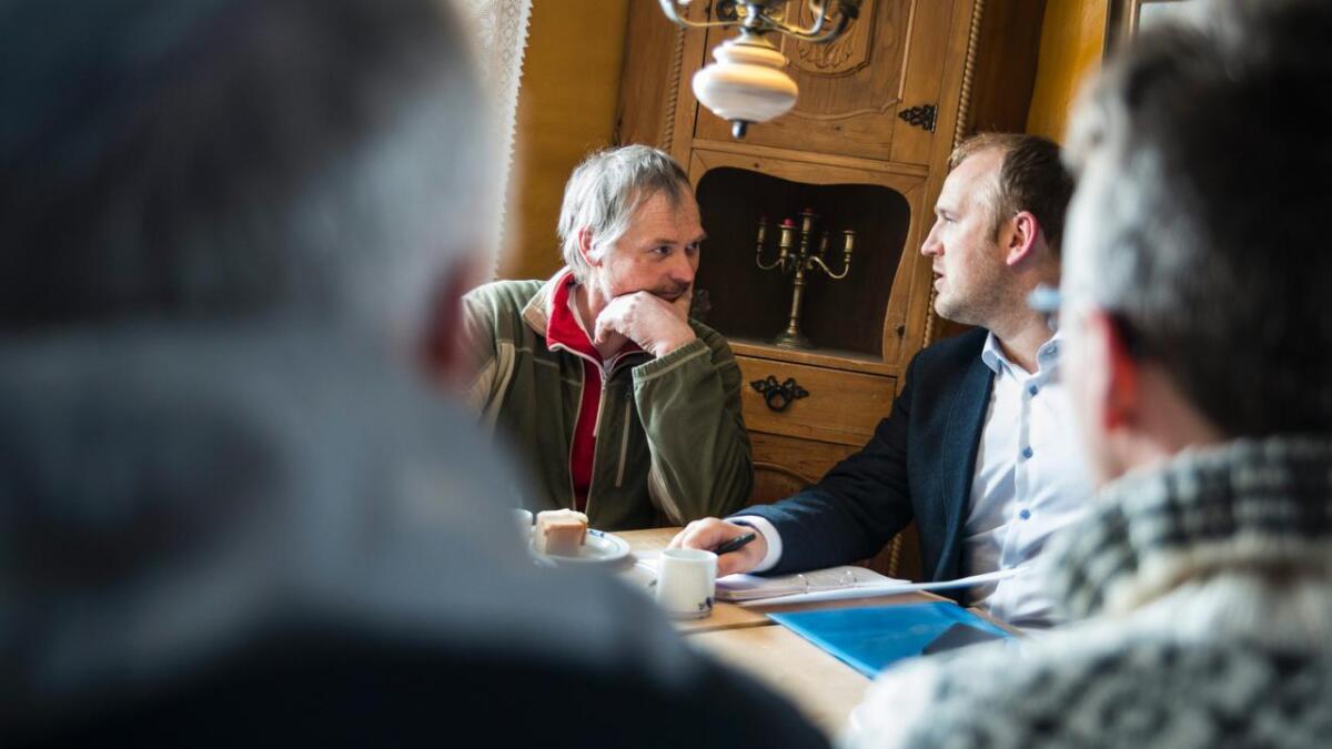 Måndag møtte landbruksministeren grunneigarar frå Hemsedal og Lærdal på Bjøberg. F.v. Runar Bjøberg og landbruks- og matminister Jon Georg Dale.
