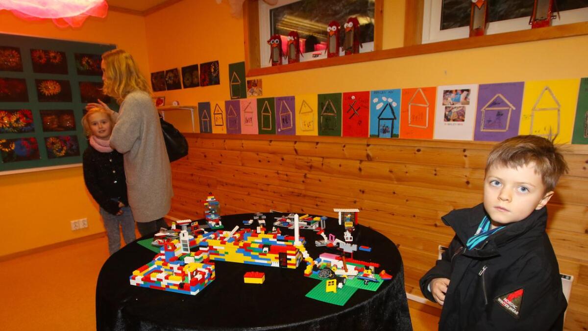 Gustav Bahus jr. viste fram lego-garasjen han hadde bygd.