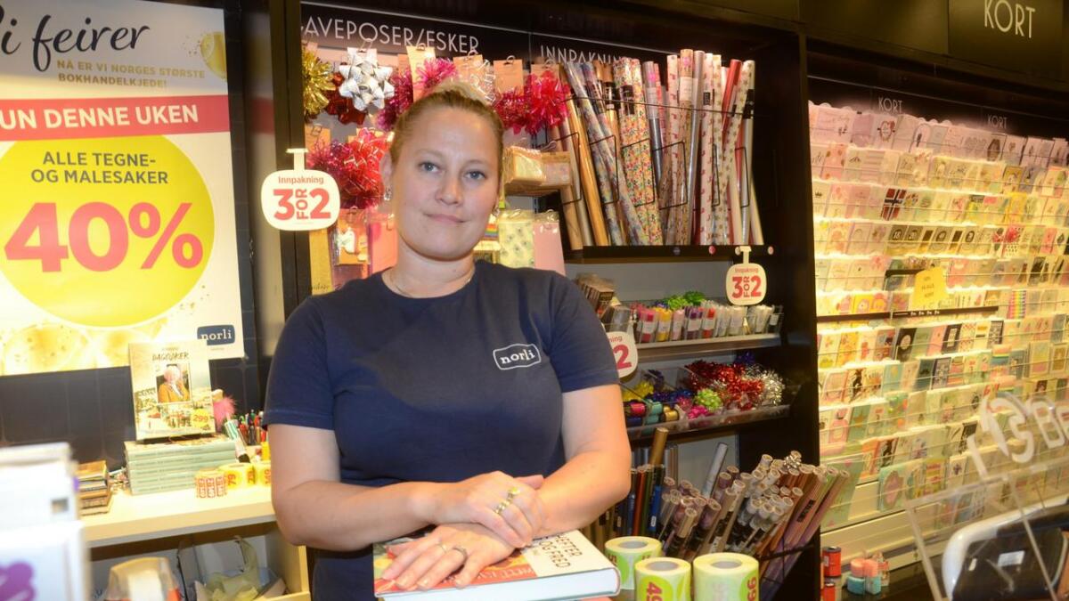 – Butikksjef Silje Marie Eidal har arbeidd i bokhandelen i 25 år. – Trist, seier ho om nedlegginga.