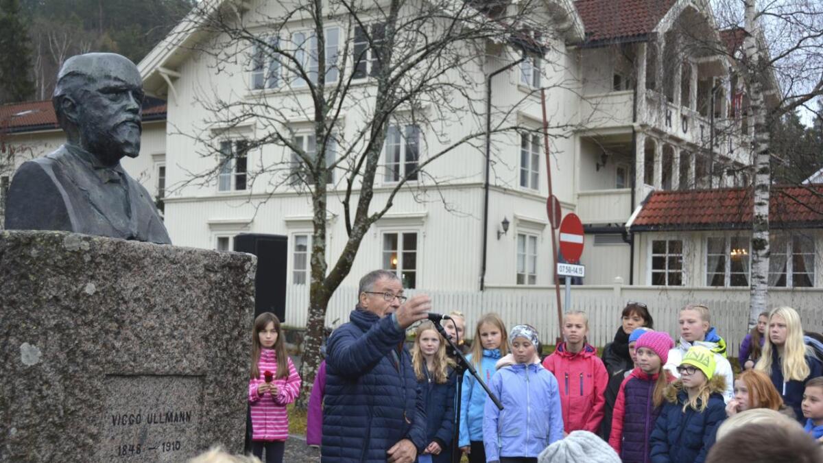 Leiar i jubileumskomiteen, Lars Bjaadal, haldt tale ved Viggo-statuen utanfor Seljord barneskule fredag, og fekk elevane med på å rope tre gonger hurra for Viggo Ullmann. 					Alle