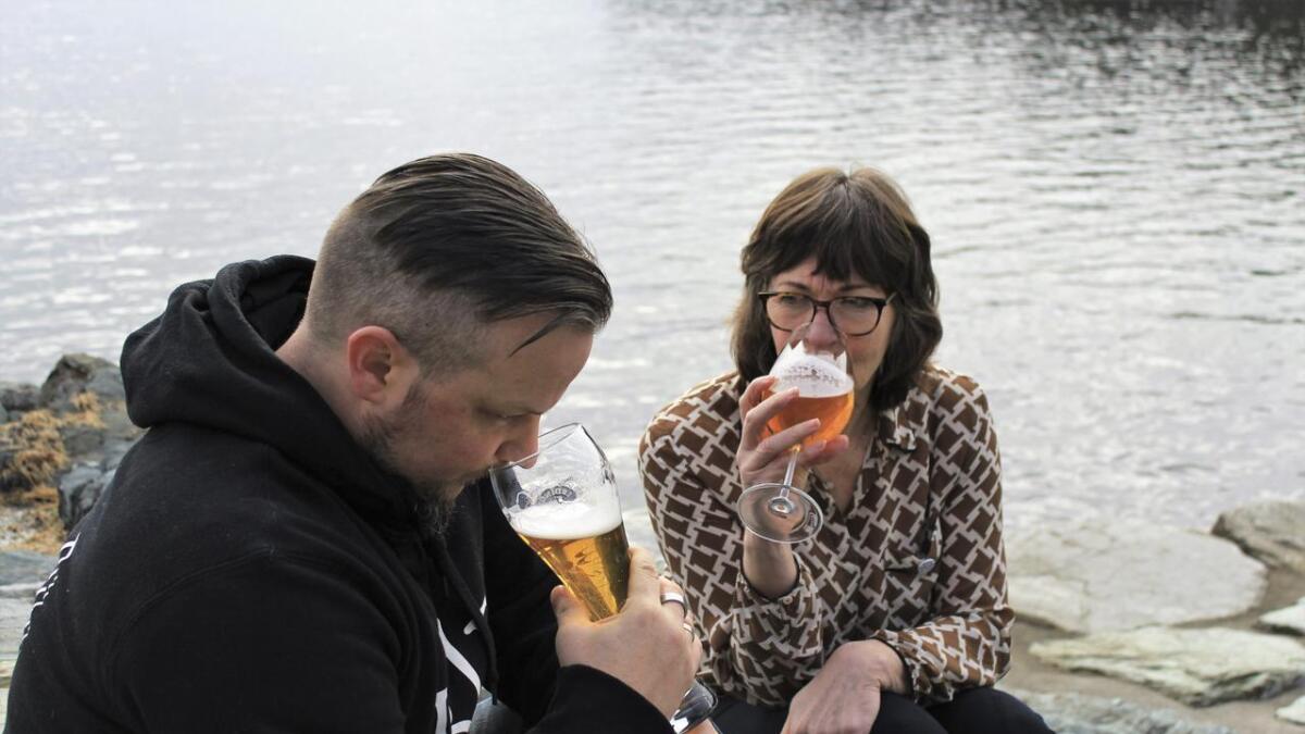 Cato Larsen i Bjørnafjorden Bryggeri og Berit Steen i Oseana ser fram til ølfestivalen og heimebryggarkonkurransen.