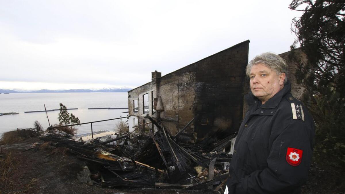 Brannsjef Stein Gjøsund gler seg over at folk i Os bryr seg om dei huslause etter at dei to husa på Mobergshagane brann ned natt til tysdag.